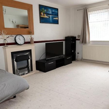 3 Bed Home Sleeps 8 People Located 1 Min From Train Stop - Otley Terrace أولدهام المظهر الخارجي الصورة