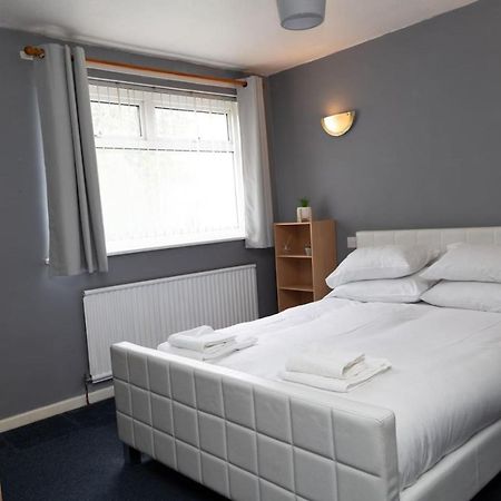 3 Bed Home Sleeps 8 People Located 1 Min From Train Stop - Otley Terrace أولدهام المظهر الخارجي الصورة