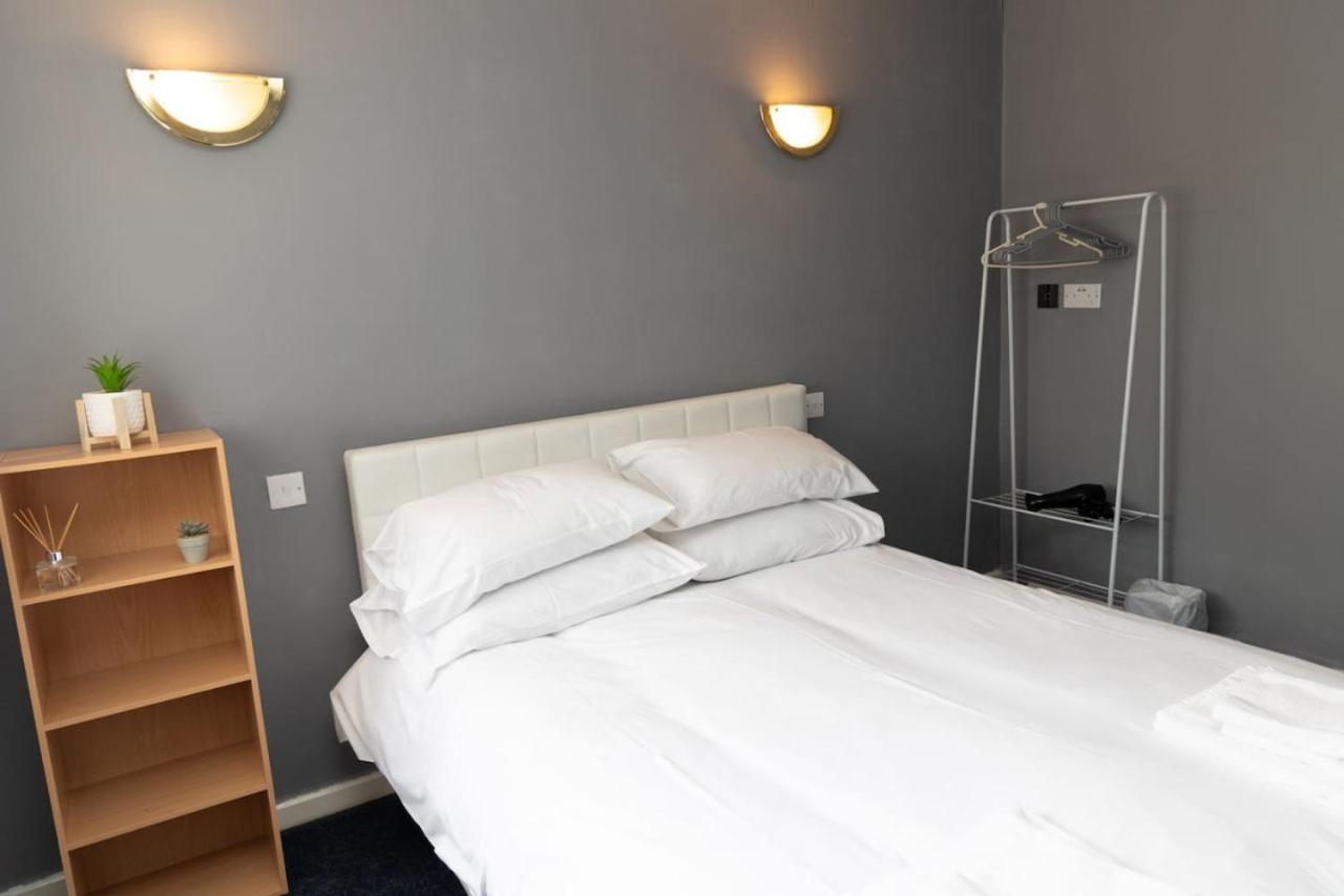 3 Bed Home Sleeps 8 People Located 1 Min From Train Stop - Otley Terrace أولدهام المظهر الخارجي الصورة