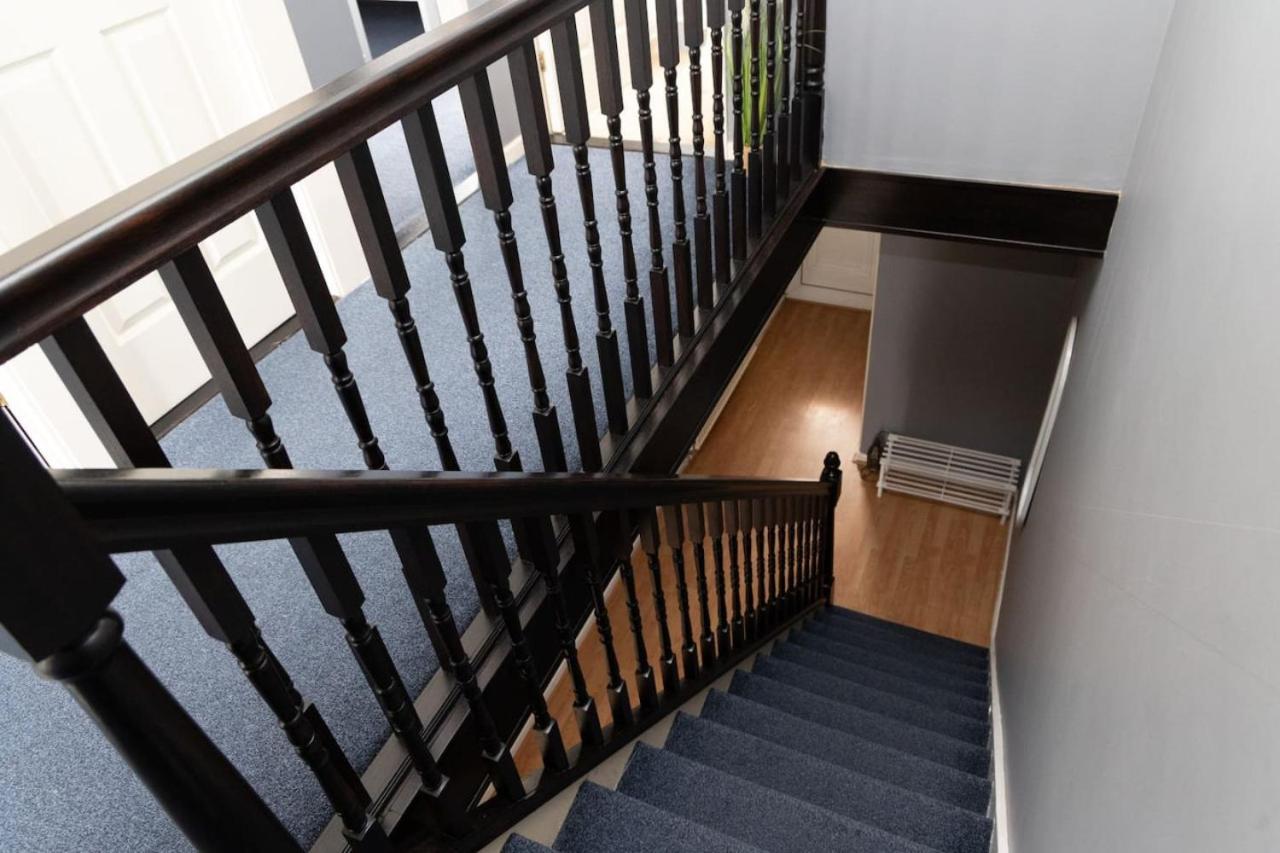3 Bed Home Sleeps 8 People Located 1 Min From Train Stop - Otley Terrace أولدهام المظهر الخارجي الصورة