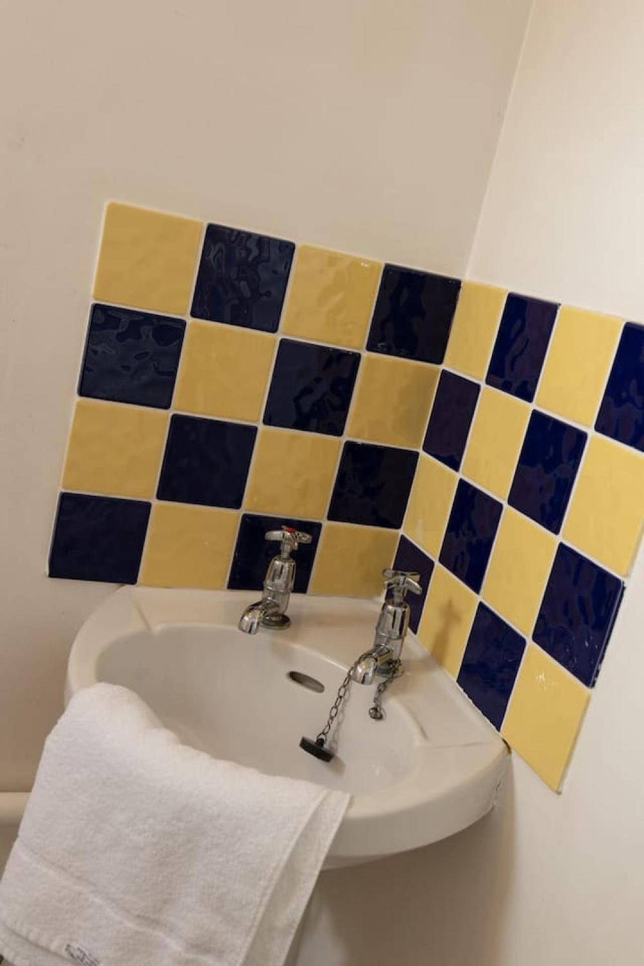 3 Bed Home Sleeps 8 People Located 1 Min From Train Stop - Otley Terrace أولدهام المظهر الخارجي الصورة