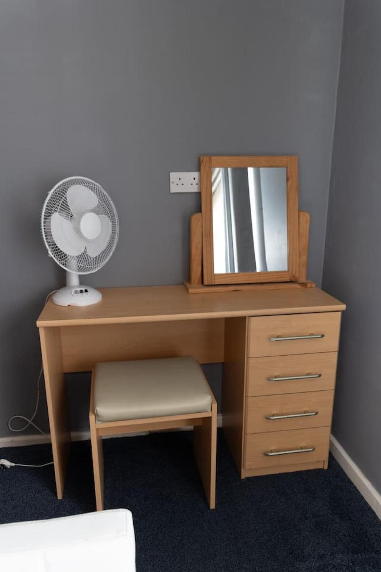 3 Bed Home Sleeps 8 People Located 1 Min From Train Stop - Otley Terrace أولدهام المظهر الخارجي الصورة