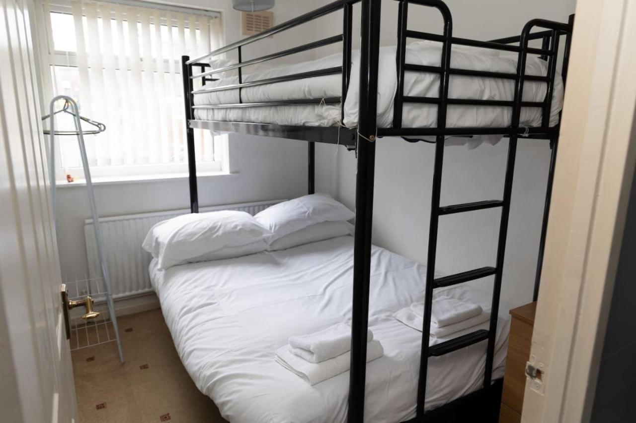 3 Bed Home Sleeps 8 People Located 1 Min From Train Stop - Otley Terrace أولدهام المظهر الخارجي الصورة