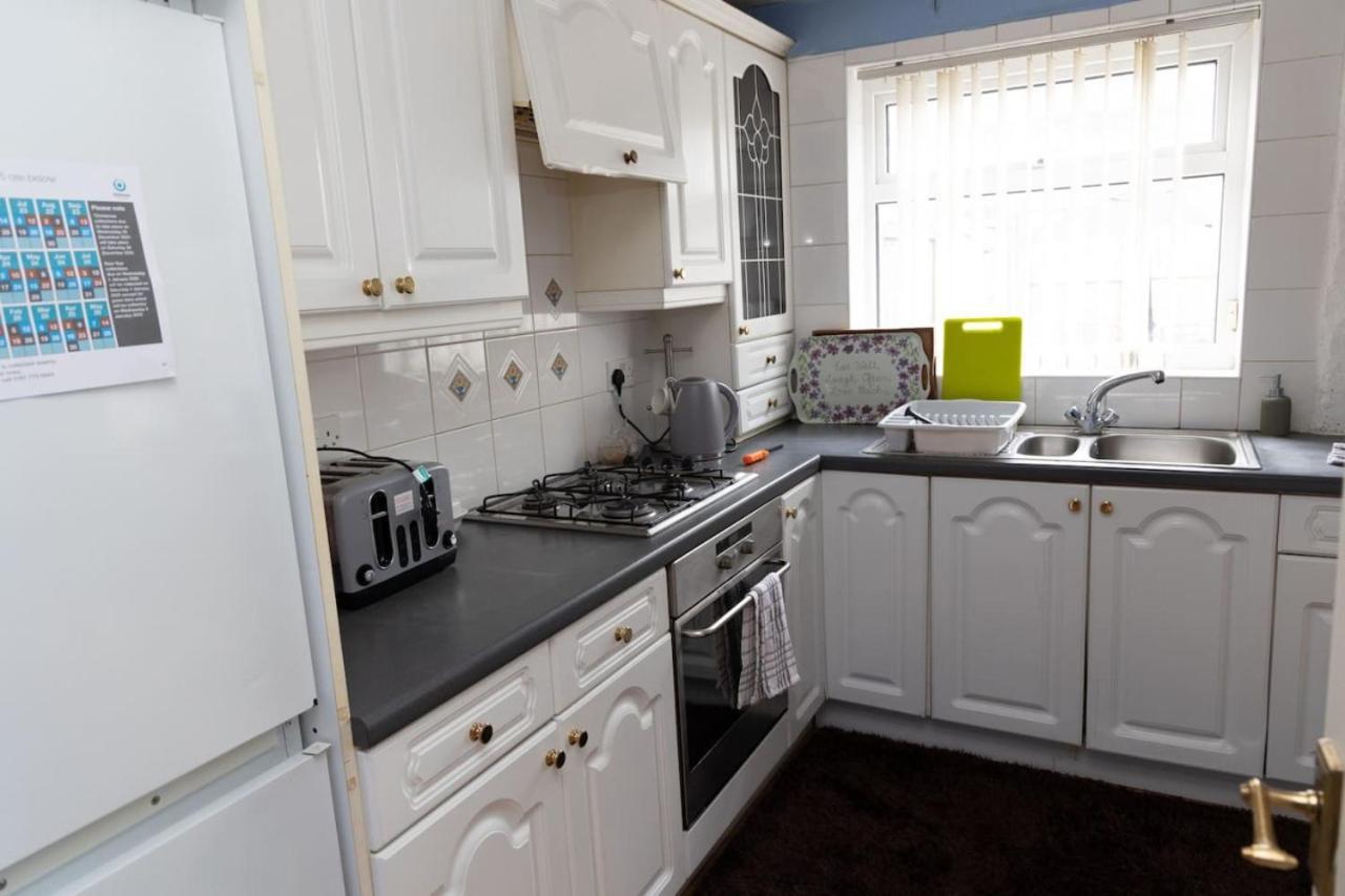 3 Bed Home Sleeps 8 People Located 1 Min From Train Stop - Otley Terrace أولدهام المظهر الخارجي الصورة