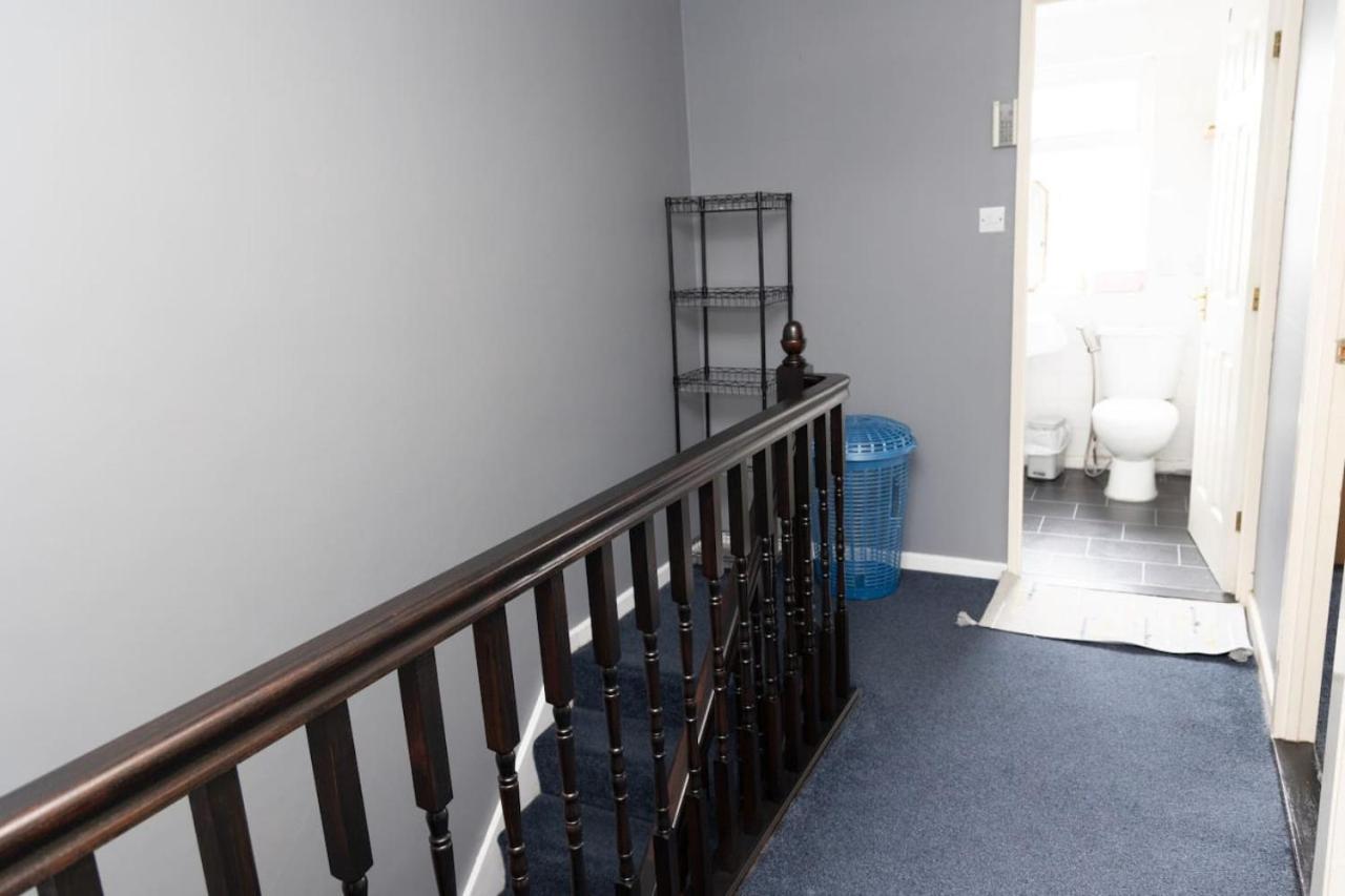 3 Bed Home Sleeps 8 People Located 1 Min From Train Stop - Otley Terrace أولدهام المظهر الخارجي الصورة
