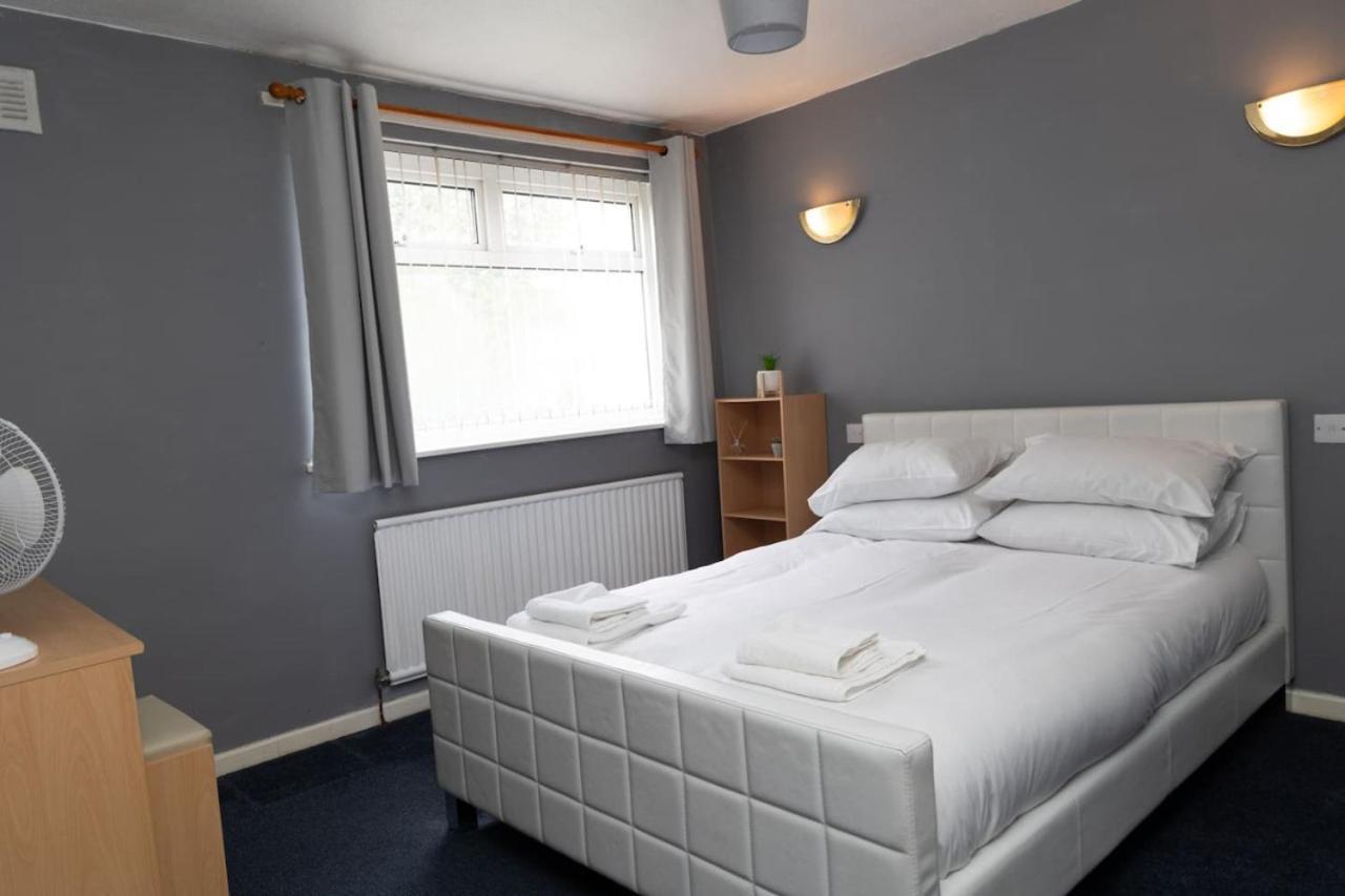 3 Bed Home Sleeps 8 People Located 1 Min From Train Stop - Otley Terrace أولدهام المظهر الخارجي الصورة