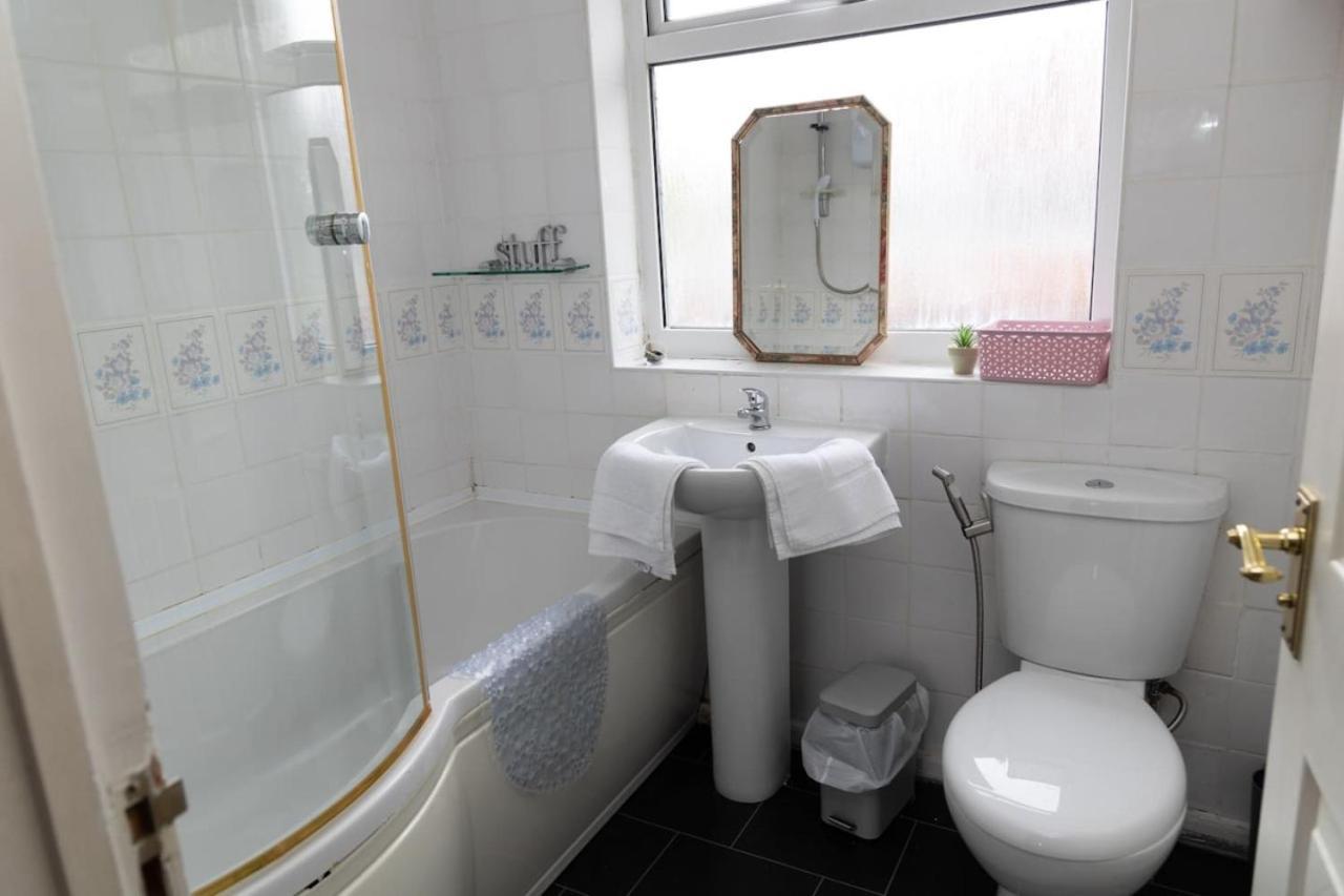 3 Bed Home Sleeps 8 People Located 1 Min From Train Stop - Otley Terrace أولدهام المظهر الخارجي الصورة