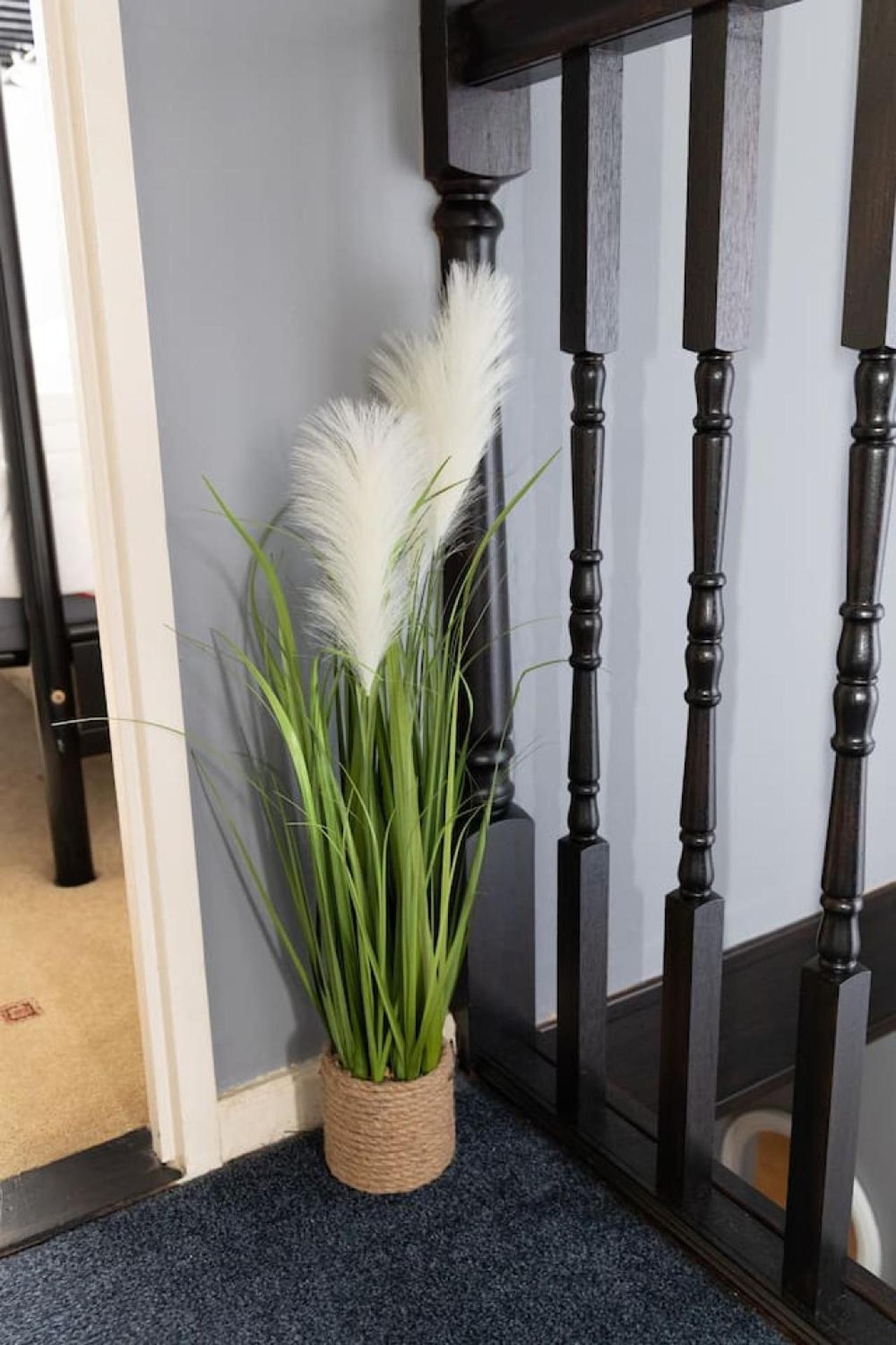 3 Bed Home Sleeps 8 People Located 1 Min From Train Stop - Otley Terrace أولدهام المظهر الخارجي الصورة